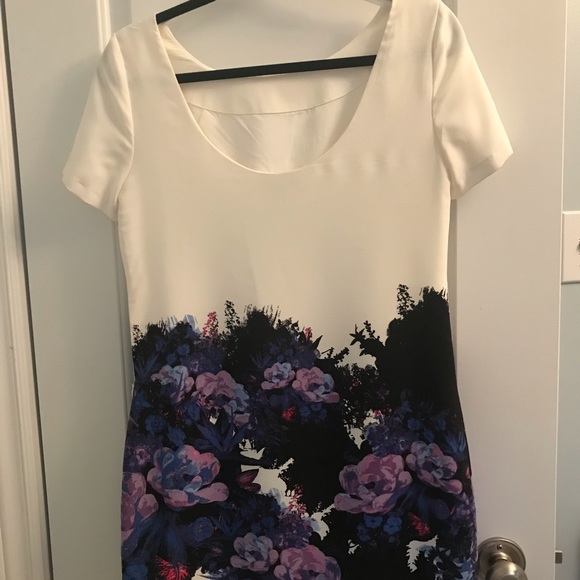 Beautiful floral dress with a scoop I the back. Shift dress. Small - Picture 3 of 6